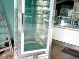 une vitrine en verre au milieu d'une pièce