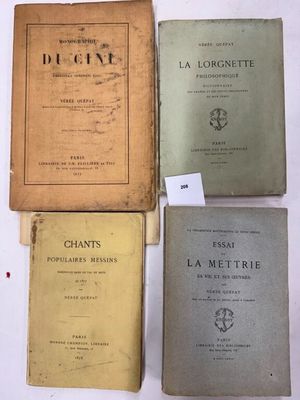 Quatre livres sont posés sur une table, avec des étiquettes dessus.