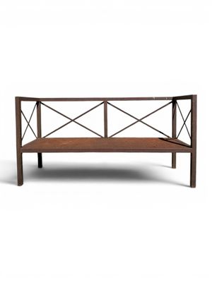 un banc en bois surmonté d'une structure métallique