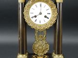 une horloge posée sur une table