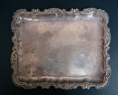 un plat ancien en argent, orné d'un motif richement décoré sur fond noir