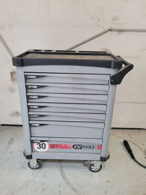 une photo d'un chariot à outils à cinq tiroirs monté sur roulettes