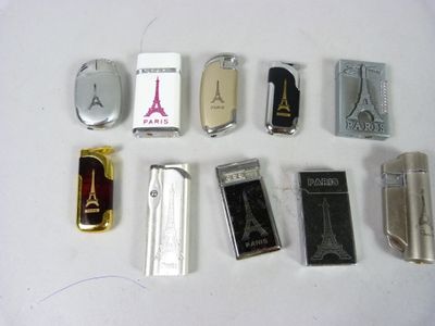tout un tas de briquets posés sur une table