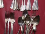 beaucoup de cuillères en argent et de cuillères sur une table