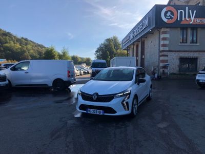 une voiture blanche garée devant un immeuble devant lequel sont garées d'autres voitures
