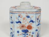un petit récipient bleu et blanc orné de fleurs
