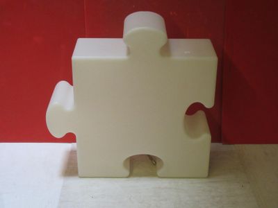 une pièce de puzzle blanche posée sur une table