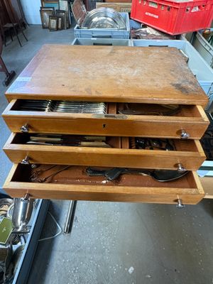 une table en bois avec quatre tiroirs, dans un garage