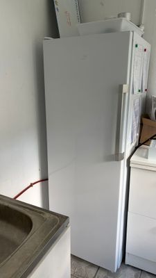 un réfrigérateur blanc et un évier dans une petite cuisine