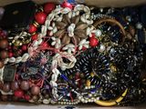 une boîte remplie de perles et de colliers en tout genre