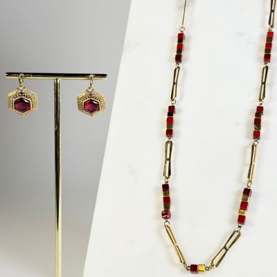 ANONYME, réunion d'un sautoir en métal doré ponctué de ligne…