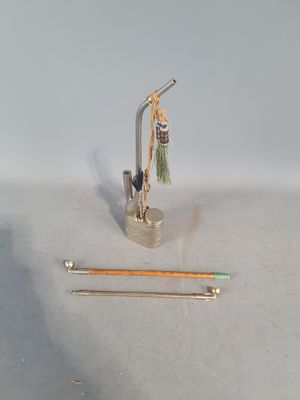 un petit objet métallique posé sur une table
