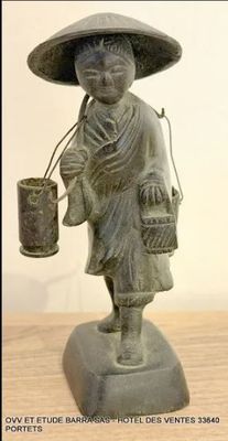 une statue représentant une femme tenant un seau et un seau