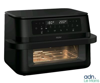 La friteuse à air chaud est noire et est équipée d'une minuterie.