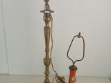 une lampe posée sur une table à côté d'une lampe