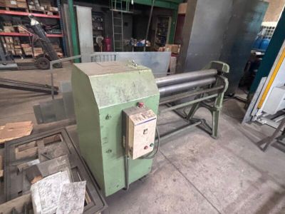 une machine qui se trouve dans un entrepôt