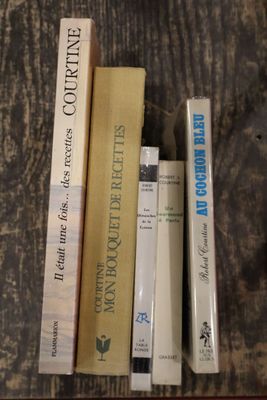 de nombreux livres posés ensemble sur une table