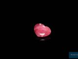 un diamant rose en forme de cœur sur un fond noir