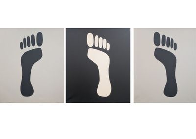 trois tirages en noir et blanc représentant un pied et une main