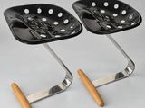 paire de tabourets noirs et chromés avec des pieds en bois