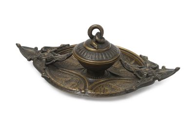 Coupe formant vide-poche en bronze patiné centrée d'un pot c…