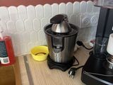 un mixeur posé sur un plan de travail à côté d'une cafetière