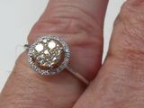 la main d'une personne à laquelle est passée une bague en diamant