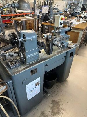 une machine placée au milieu d'une pièce