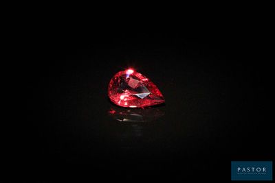 un diamant rouge dans l'obscurité