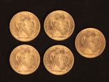 quatre pièces d'or sur lesquelles figurent les portraits d'une femme et d'un homme