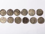 un ensemble de vieilles pièces de monnaie posées sur une surface blanche