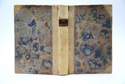 un vieux livre ouvert sur une surface blanche