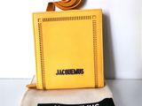 le sac est jaune et porte une étiquette avec un nom