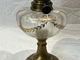 un vase en verre orné d'un motif doré