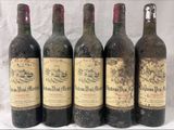 six bouteilles de vin sont alignées sur une table