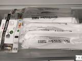 trois paquets de papier toilette empilés les uns sur les autres