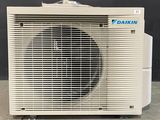 Le climatiseur Daikin est propre et prêt à l'emploi.