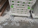 une pile de boîtes empilées les unes sur les autres