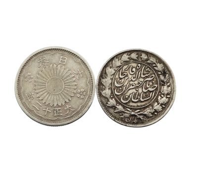 un gros plan d'une pièce de monnaie portant une inscription en arabe