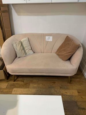 un canapé et une table dans un salon