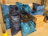 une pile de sacs et de cartons dans un local de stockage