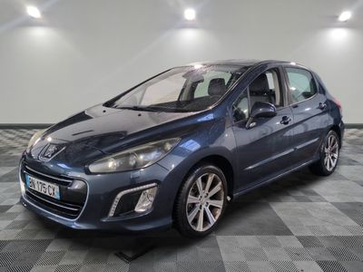 une voiture bleue garée sur le sol en damier d'un garage