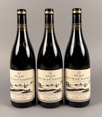 trois bouteilles de vin posées sur une table l'une à côté de l'autre