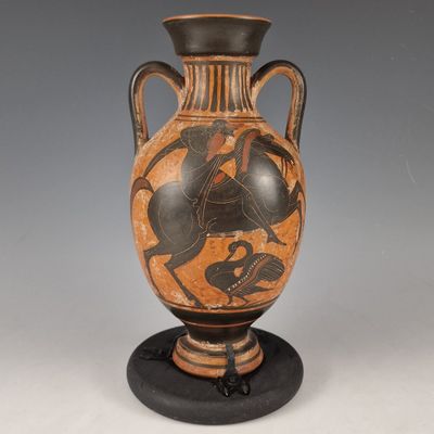 un vase orné d'un cheval et d'un oiseau
