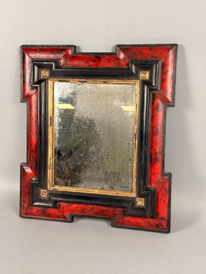 un cadre photo rouge et noir contenant un miroir