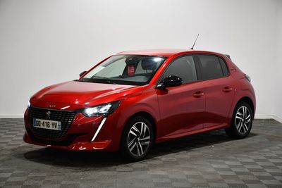 une voiture rouge garée dans une pièce au sol en damier