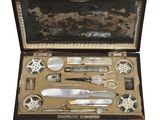 une boîte en bois contenant un ensemble d'outils