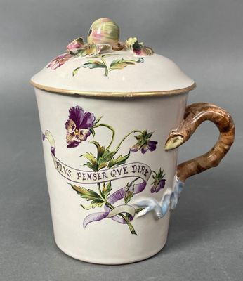 une tasse avec une anse décorée de fleurs