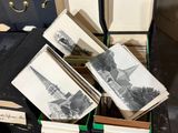 un tas de vieilles photos dans une valise