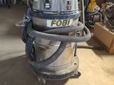 une image d'un aspirateur dans un garage